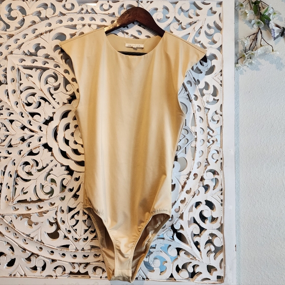 ET CLET BODYSUIT IN TAN CREW NECK WITH SHOULDER PADS NWOT SIZE MEDIUM - Picture 6 of 12